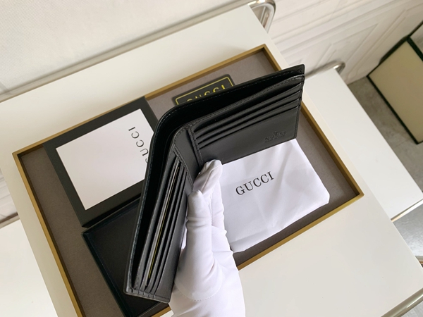 グッチ財布コピー着用イメージ